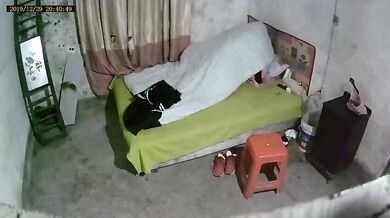 《监控破解✅真实泄密》城中村几个有点姿色的姐妹租一间平房改专用炮房提供快餐服务车轮战~嫖客有老有少因长得漂亮所以生意红火 (20)