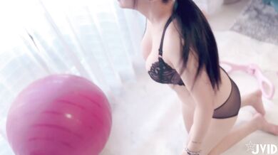 2024.03.10JVID-咲良Sakura-陪老婆回娘家住幾晚,第一天就撞見小姨子在客廳做瑜伽太熱太投入脫光光,還用眼神示意我OK的鼓勵誘惑